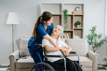 Obraz premium Young nurse helping elderly woman walk in the room, holding his hand, supporting. Treatment and rehabilitation after injury