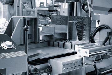 Industrial machine for cutting metal parts