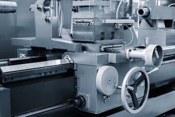 A lathe machine with a large wheel and a small wheel