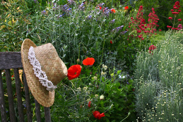 Chapeau de paille dans le jardin