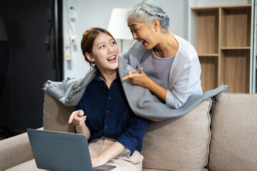 Obraz premium Grandma and granddaughter live together happy time.