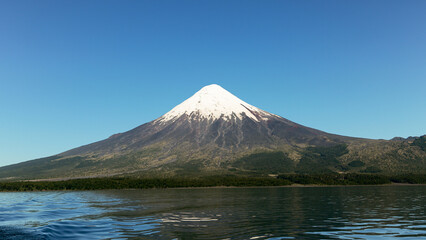Fototapeta premium Vulcão e um lago no Chile