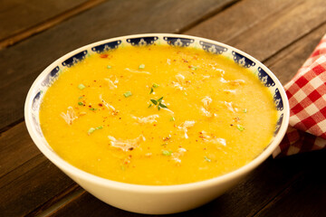 Caldo de mandioca com frango desfiado, ervas frescas e pimenta calabresa