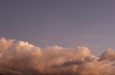 Unas bellas nubes en un cielo de color gris al atardecer
