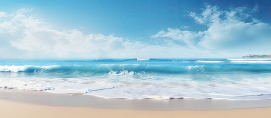 Obraz premium Sand beach with sea waves On the day that the sky is blue. Creative banner. Copyspace image