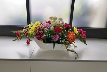 Kwiaty ozdobne na parapecie okna, kolorowe kwiaty. © Stanisław Błachowicz