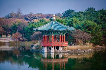 Fototapeta premium Sunset at the Hyangwonjeong Pavilion in the center of the pond in the Gyeongbokgung palace, Seoul, South Korea.