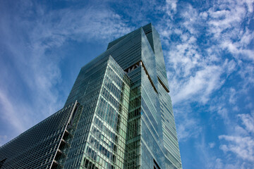 下から見上げた青空とあべのハルカス