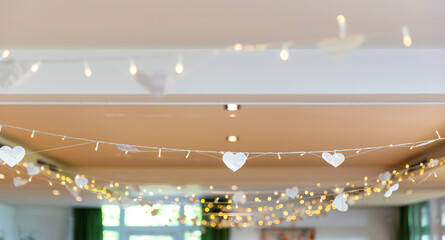 Geschmückte Decke mit Herzen auf einer Party
