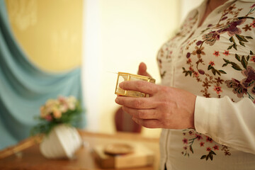 Obraz premium A woman in an embroidered dress holds a decorative box in her hands.