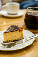 テーブルの上のバスクケーキとコーヒー