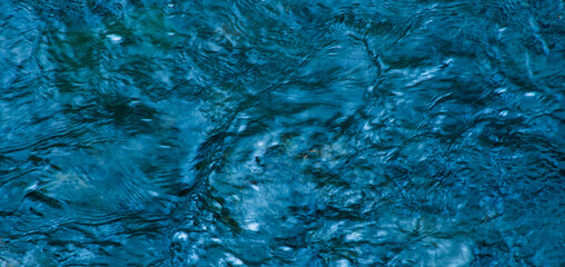 Agua de laguna. Ondulación del agua. Fondo con reflejo del sol