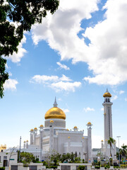Fototapeta premium Vertical scene of architecture building exterior design of Omar Ali Saifuddien Mosque, named after the 28th Sultan, landmark iconic in Bandar Seri Begawan, the capital city of Brunei Darussalam.