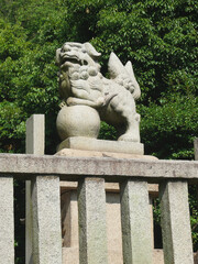 Obraz premium 山中の神社正面にある狛犬。 日本の神社の石像。