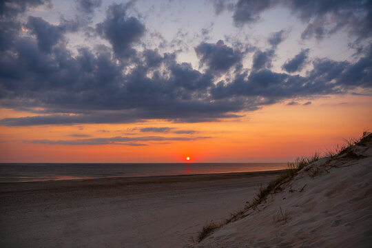 Sonnenuntergang an der d&auml;nischen Nordseek&uuml;ste in der N&auml;he von Bjerregard, einem bei deutschen Urlaubern beliebten Ferienort