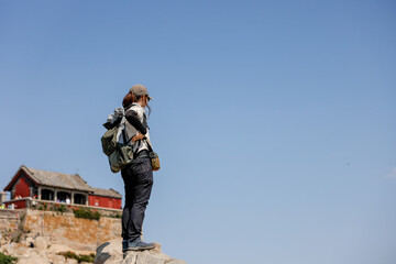 泰山登山する女性