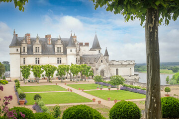 Fototapeta premium château et jardin sur les bords de la loire en France, la façade ouest du château d'Amboise
