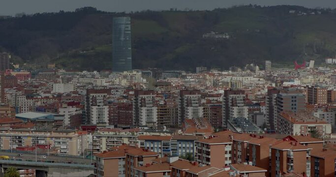 Bilbao d&iacute;a edificios y monte al fondo