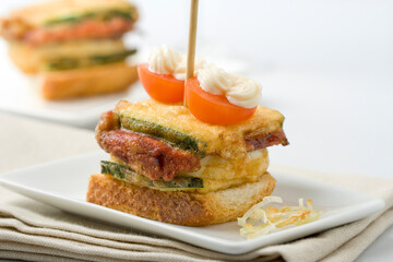 Zucchini pinxto with bacon and cheese