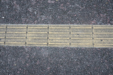 点字ブロックのある歩道