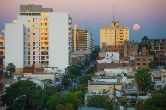 Luna en la ciudad