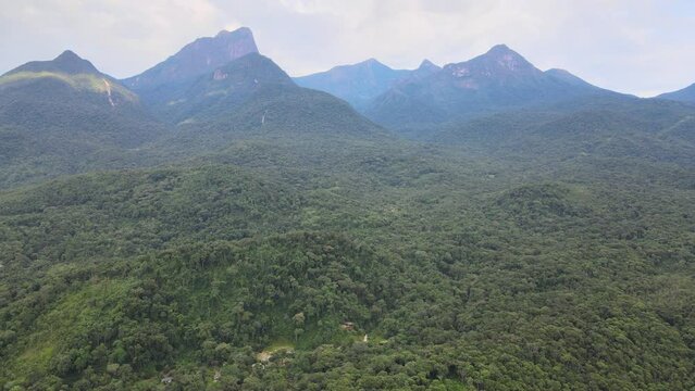 Voo sobre a mata atl&acirc;ntica revelando serra do ibitiraquire com pico paran&aacute;, saci, ferraria, taipa e outras montanhas na cidade de antonina