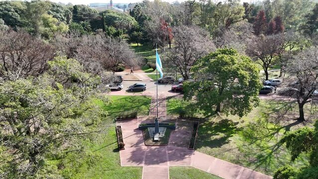 bandera argentina toma aerea flameando en parque