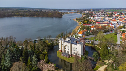 Zamek w Kórniku i jezioro kórnickie - widok z drona.  © fotozen
