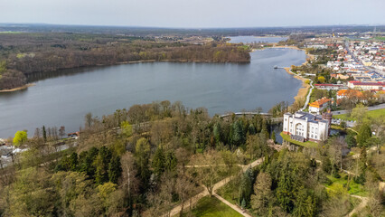 Zamek w Kórniku i jezioro kórnickie - widok z drona.  © fotozen