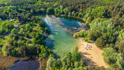 Jezioro Glinianki i wieża widokowa koło Mosiny, widok z drona.  © fotozen