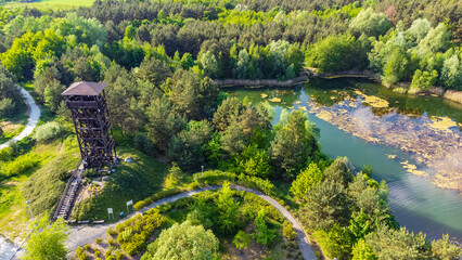 Jezioro Glinianki i wieża widokowa koło Mosiny, widok z drona.  © fotozen
