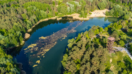 Jezioro Glinianki i wieża widokowa koło Mosiny, widok z drona.  © fotozen