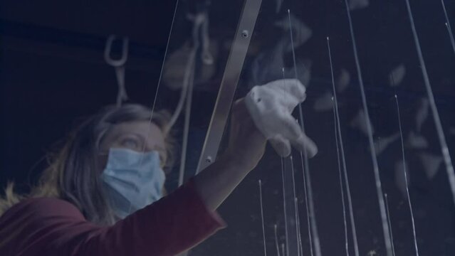 Mujer artista preparando obra para exposici&oacute;n