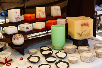 Venta de velas artesanales.