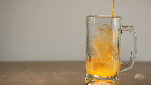 tarro con cubos de hielo con bebida sabor naranja refresco de naranja jugo liquido fresco coctel de sabor con espacio para copiar sirviendo bebida deliciosa