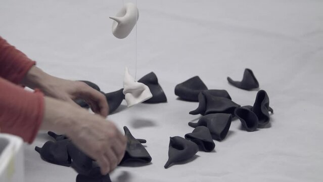 Mujer artista preparando obra para exposici&oacute;n