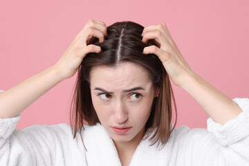 Naklejka premium Young woman with hair loss problem on pink background