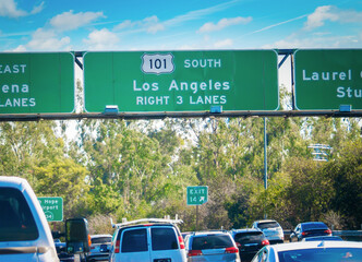 101 freeway sign over passing cars in Los Angeles