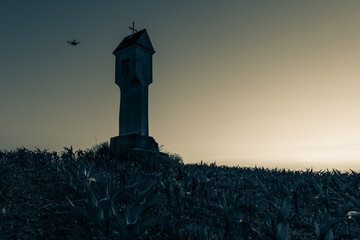 sylwetka murowanej kapliczki w polu © Henryk Niestrój