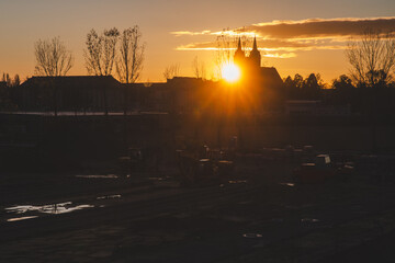 blask zachodzącego słońca nad budynkami i kościołem © Henryk Niestrój