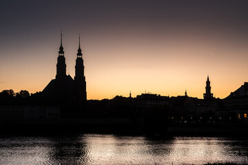 Opole sylwetki zabudowań miasta na tle wschodzącego słońca © Henryk Niestrój