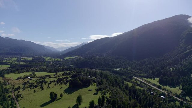 siguiendo la ruta de la nueva carretera austral , entre las grandes monta&ntilde;as de paisaje ind&oacute;mito y salvaje 