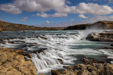 Wasserfall auf Island vor bewölktem Himmel