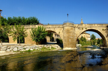 Obraz premium Medieval Bridge, Cuzcurrita de Rio Tiron, La Rioja, Spain