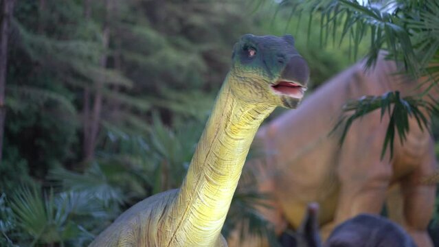 Therizinosaurus moves its head in different directions a predatory dinosaur with hypertrophied claws, a dinosaur that lived at the very end of the Cretaceous period. High quality 4k footage