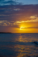 Fototapeta premium Sunsets in Jamaica are a stunning display of vibrant colors over serene beaches. From Negril's cliffs to Montego Bay's shores, enjoy breathtaking views, romantic settings.
