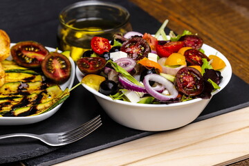 Piatto con insalata 