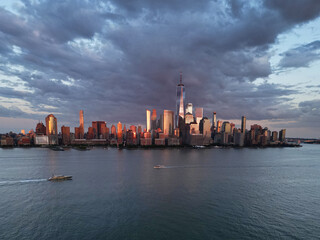 Naklejka premium New York City Skyline with dramatic sky. American Urban Skyscrapers USA near dramatic clouds. New York City skyline, cityscape of Manhattan in USA. Panoramic view on Manhattan.