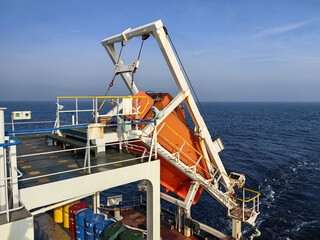 Free fall emergency lifeboat on board a ship
