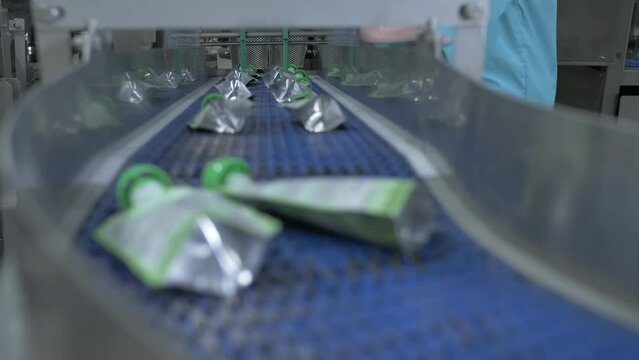 Conveyor for the production of canned baby food, purees